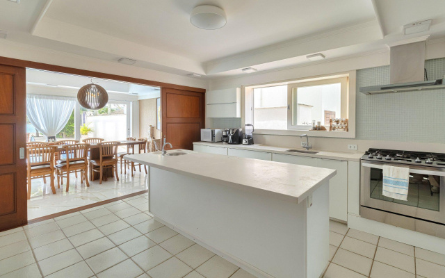 Mansão Pé na Areia da Ferradura Por Luxury Rentals