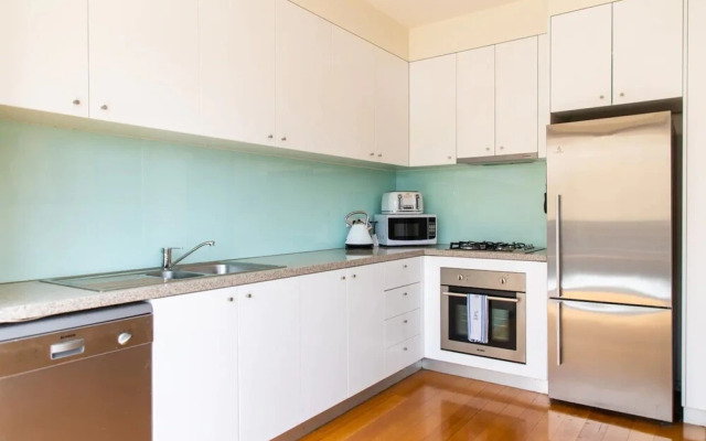 Trendy 2 Bedroom Townhouse In Melbournes Richmond