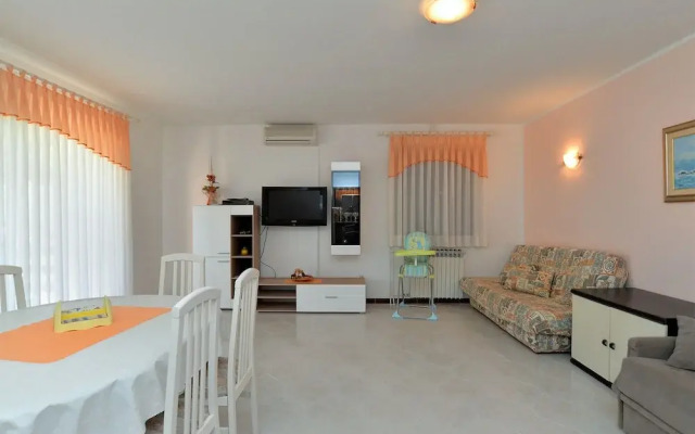 Apartment 827