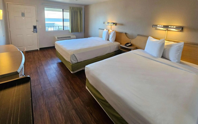 Rodeway Inn & Suites Thousand Palms - Rancho Mirage