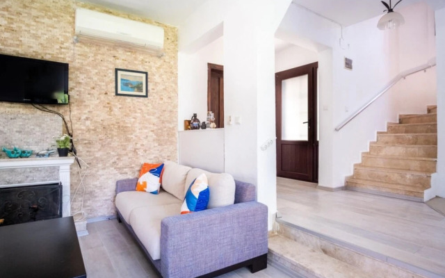 Astonishing Villa With Pool Near Tilkicik Bay
