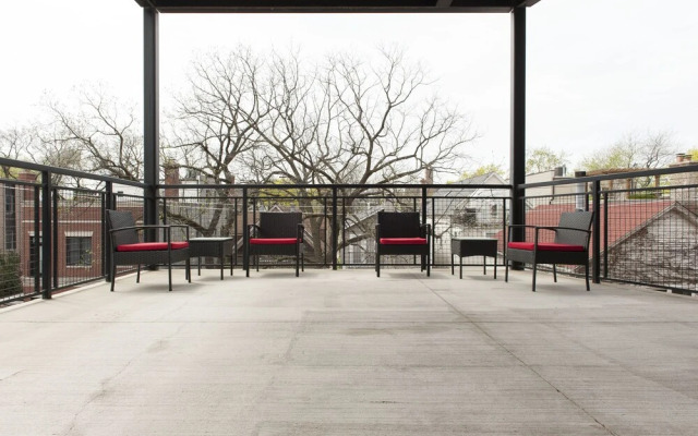 Vibrant Lincoln Park Suites by Sonder