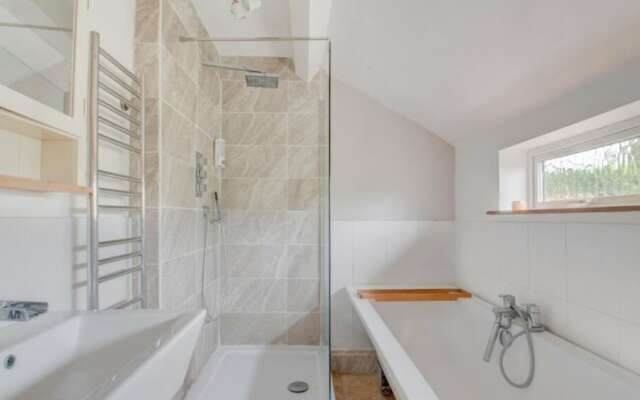 Beautiful 3-bed House in the Hamlet of Ham Green