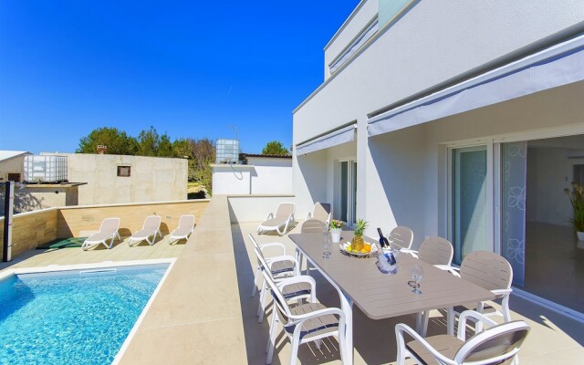 Villa V
