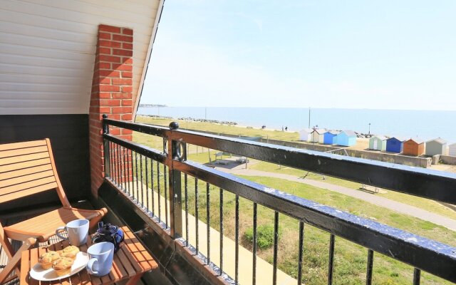 Modernly Furnished Holiday Home With Balcony, Near Felixstowe Beach