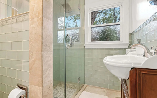 Pool House Oasis - Home for 6