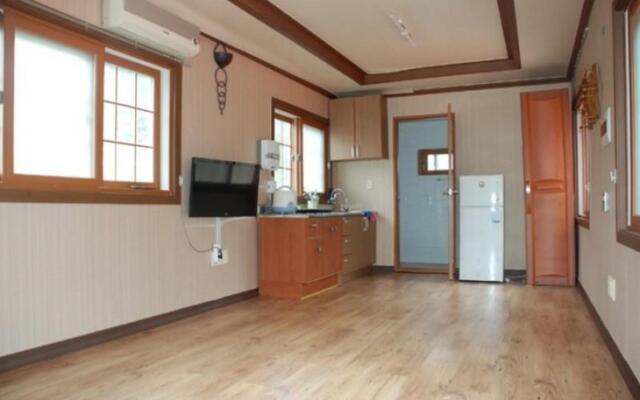 Sacheon Baegunimeomuneungot Pension