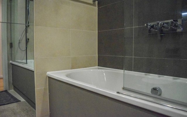 Modern 2 Bedroom Apartment with Balcony On The Canal
