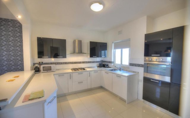Modern and spacious 2 bedroom apartment with communal outdoor pool GZ-SMEL1-1