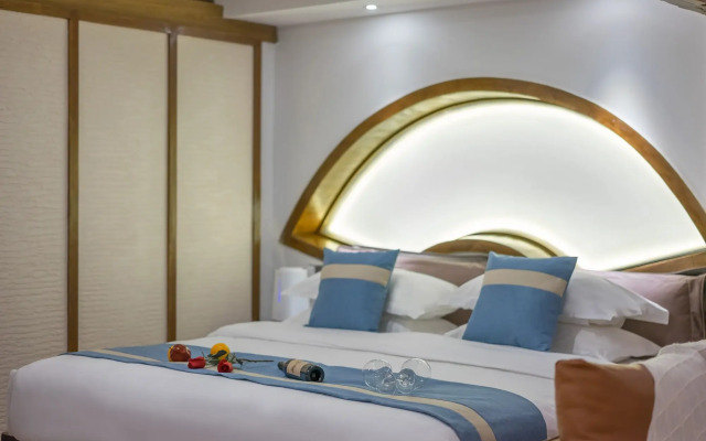 Lize Graceland Artistic Suite Inn