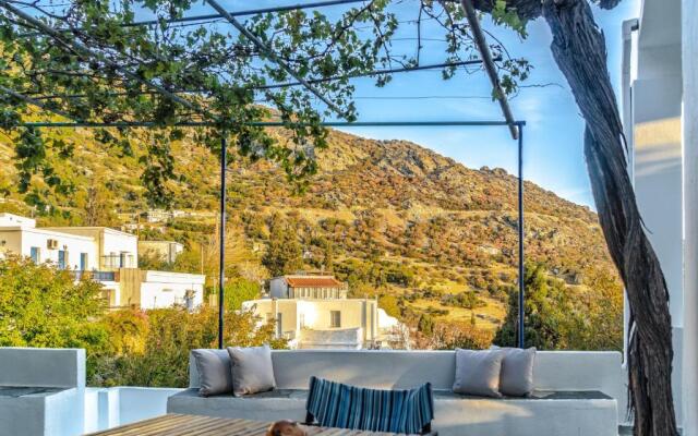 The Pomegranate House, 5 mins to Batsi Bay