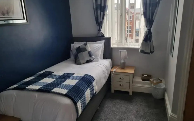 7-bed Beachside Retreat - Free Parking & Pets!