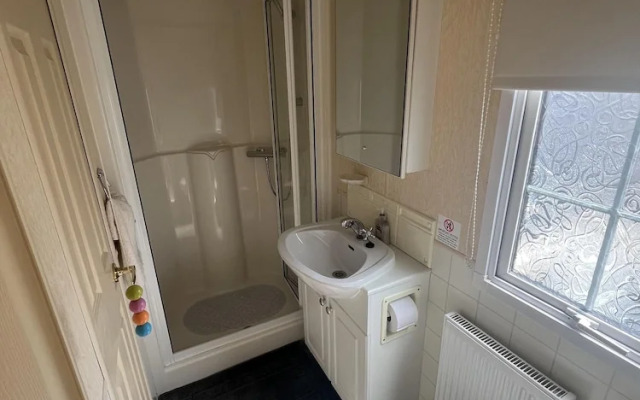 Cozy Cabin Retreat in Towyn