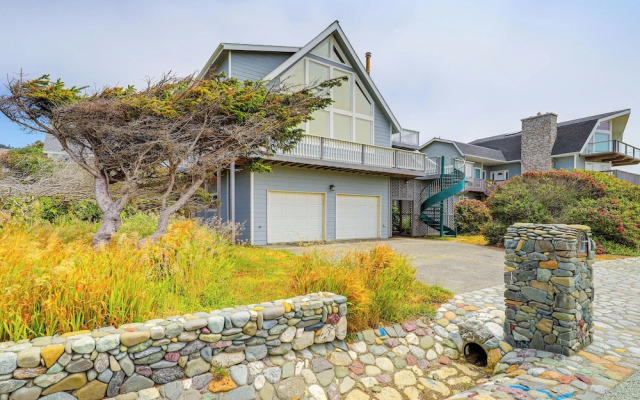 Deck + Walk to Beach: Southern Oregon Coast Home!