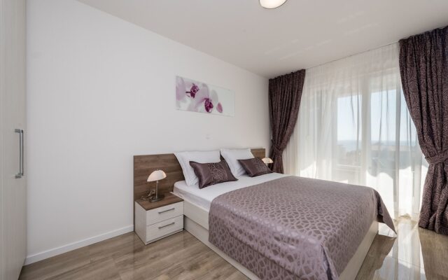 Apartments with Pool Villa Zora