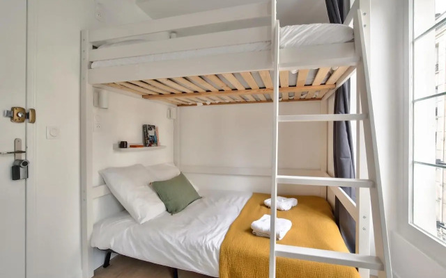 Cosy Mezzanine Studio in the Heart of Paris (4)