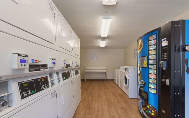 HomeTowne Studios by Red Roof Dallas - Irving