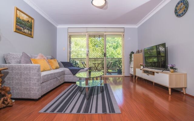 Rustic Hardwood 2 Bedroom Apartment in Randwick