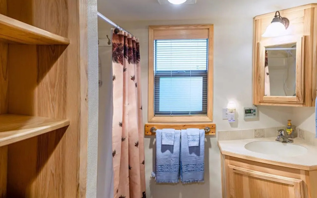 #45 The Cabins at Hyatt Lake-sleeps 4