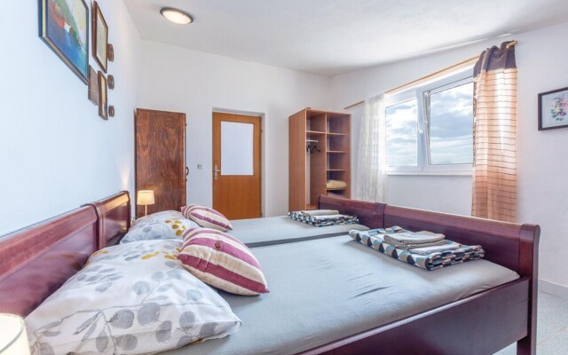 Amazing Home in Sevid With Wifi and 9 Bedrooms