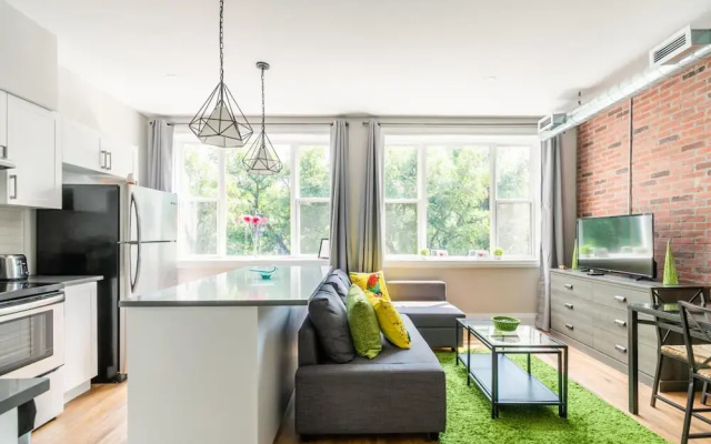Stylish 2Br Apartment in the Heart of Hamilton 3