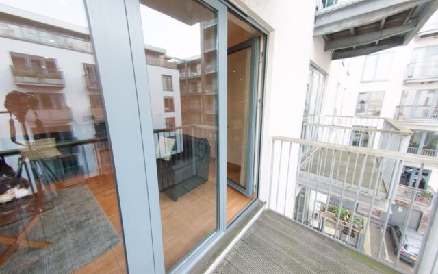 Spacious Riverside Flat for 4 in Stratford