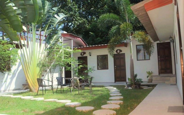 The Reef Hotel & Studios