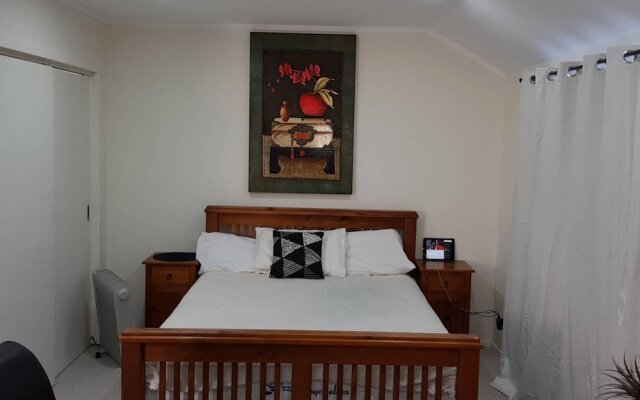 Beautiful and Bright Studio Apartment, Botany Downs