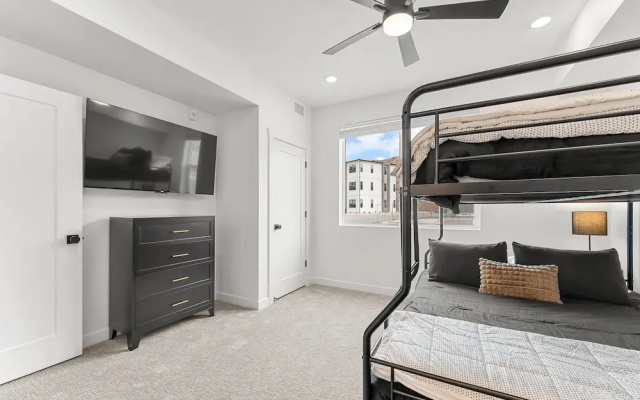 Gateway Getaway #102 2 Bedroom Condo