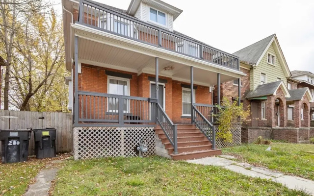 Comfortable 6-bedroom Retreat Minutes to Downtown