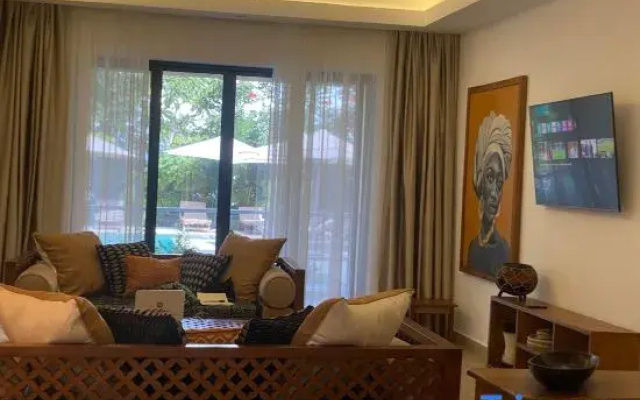 Luxurious 1bedhideaway with pool, AC &beach access