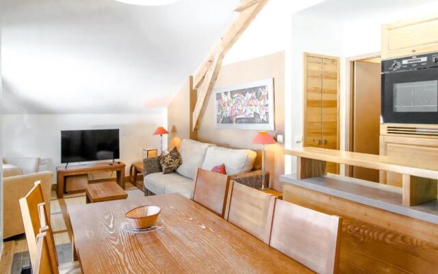 Charming 6th-floor 2-bedroom apartment with fireplace