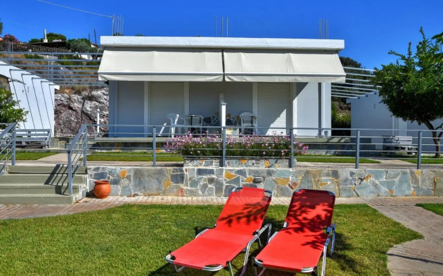 Eretria Cozy Home - Spacious Garden Retreats