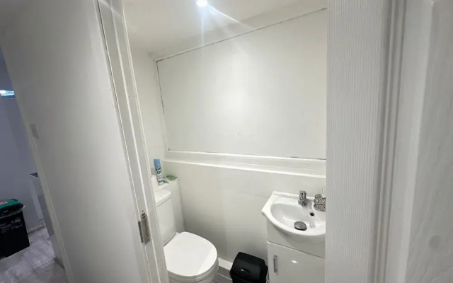 Airport House - Long Stays, Near Hospital!