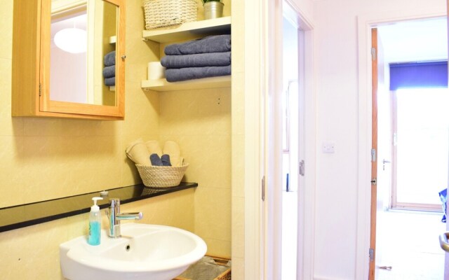 1 Bedroom Apartment On River Laffey