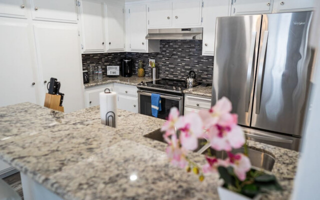 Cypress Serenity: 3Br Townhome With Garage, Private Patio, Community Pools (P33)