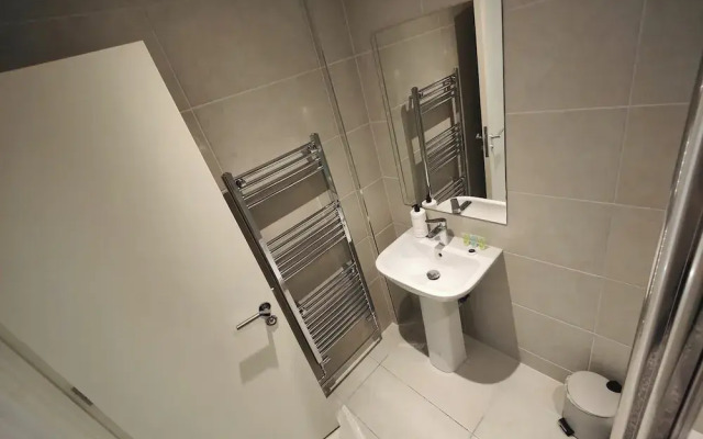 Leeds 3 Bed En-suites Apartment Retreat- Sleeps 9