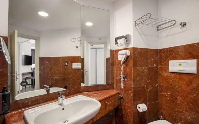 Nh Crystal Hotel