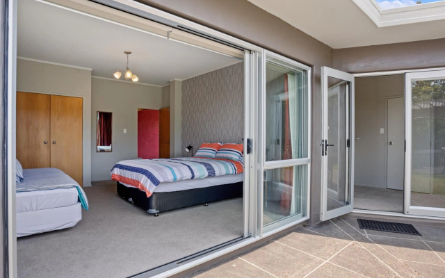 Country Retreat - Athenree Holiday Home – Guest Rooms – Athenree
