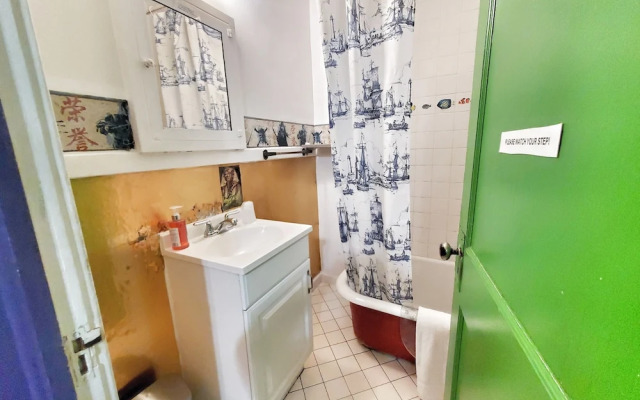 Pirate Haus Inn - Hostel