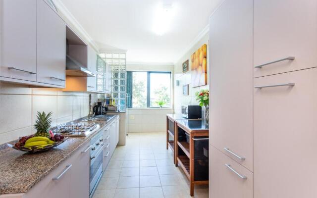 Sacha's sweet home, lovely 2 bedroom apartment, walking distance to town, beach and marina