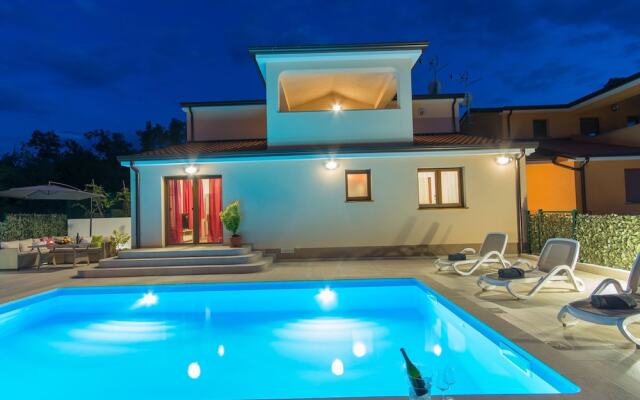 Modern Furnished Three Bedrooms Villa With Private Pool and Garden