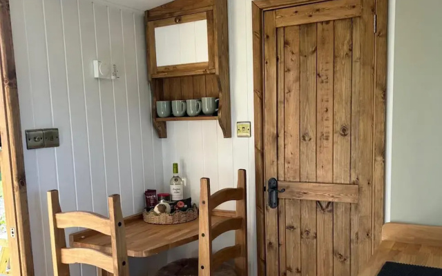 Fernlea Luxury Shepherds Hut - Sleeps 2 & Hot Tub