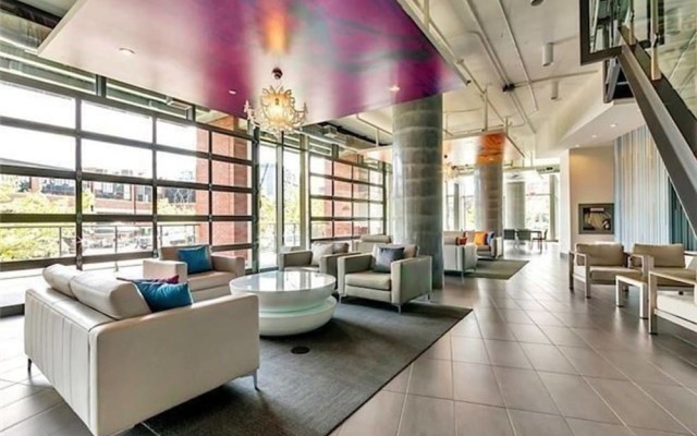 Panoramic Lakeview in a Luxury Downtown Oasis