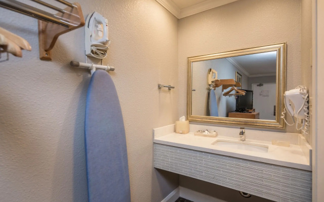 SOMA Park Inn – Civic Center