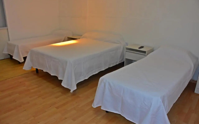 Habitación con oficina a la calle