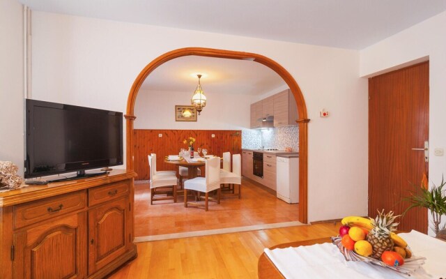 Stunning Home in Pucisca With 3 Bedrooms and Wifi