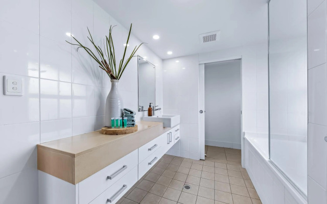 Three B Airlie 2 bedroom unit Seaviews & Pool