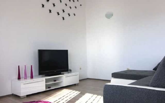 Central - 40m From the Beach - A3