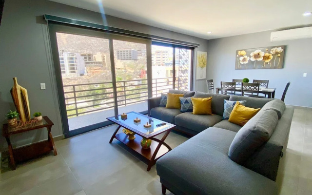Beautiful New Condo Sea Breeze